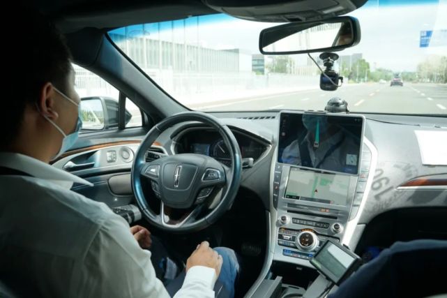 “京”牌无人车上路！百度Robotaxi提供三区百个站点免费