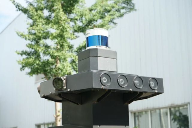 “京”牌无人车上路！百度Robotaxi提供三区百个站点免费