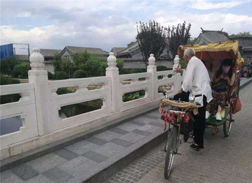 他是爱新觉罗后裔,身价千万,在京城蹬了38年三轮车,1小时150块