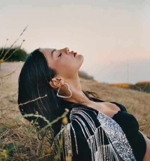 赛琳娜·戈麦斯穿深v秀性感 眼神撩人栗色皮肤吸睛