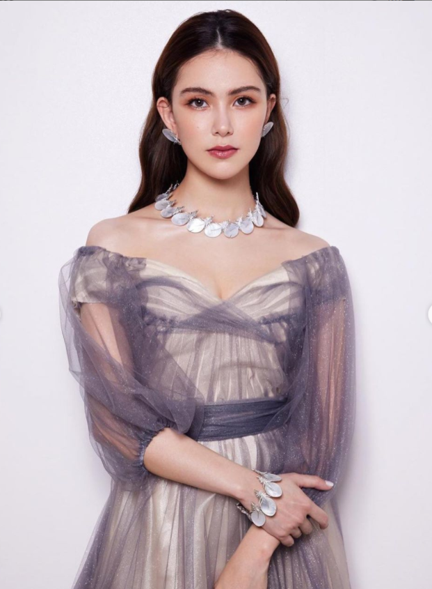 昆凌薄纱裙写真魅力不减秀性感身姿不失优雅