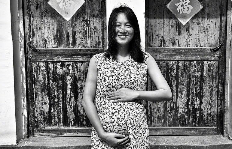 朱丹挺孕肚晒时空对比照三年美貌不变怀二胎被全家宠成女王超幸福