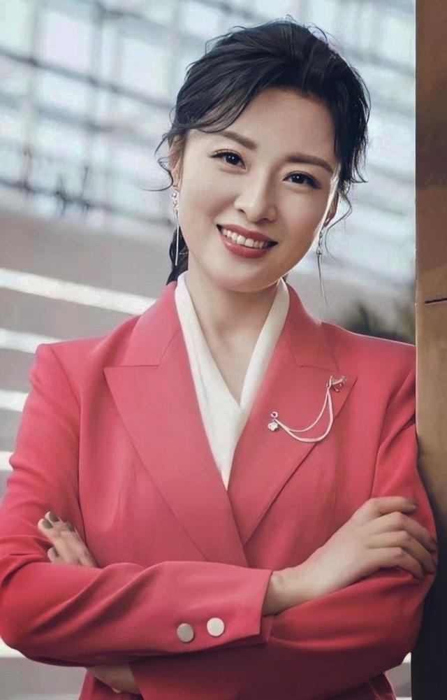 40,50女人如何打造"无龄感"穿搭?前央视最美主持人周涛来示范