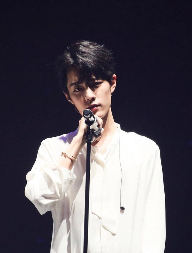 自投诉事件平息后肖战重回巅峰越来越幸运