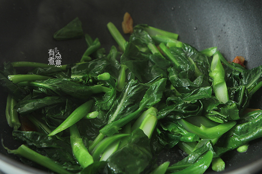 炒青菜时加冷水还是热水食堂大厨加入几滴它翠绿不变黄