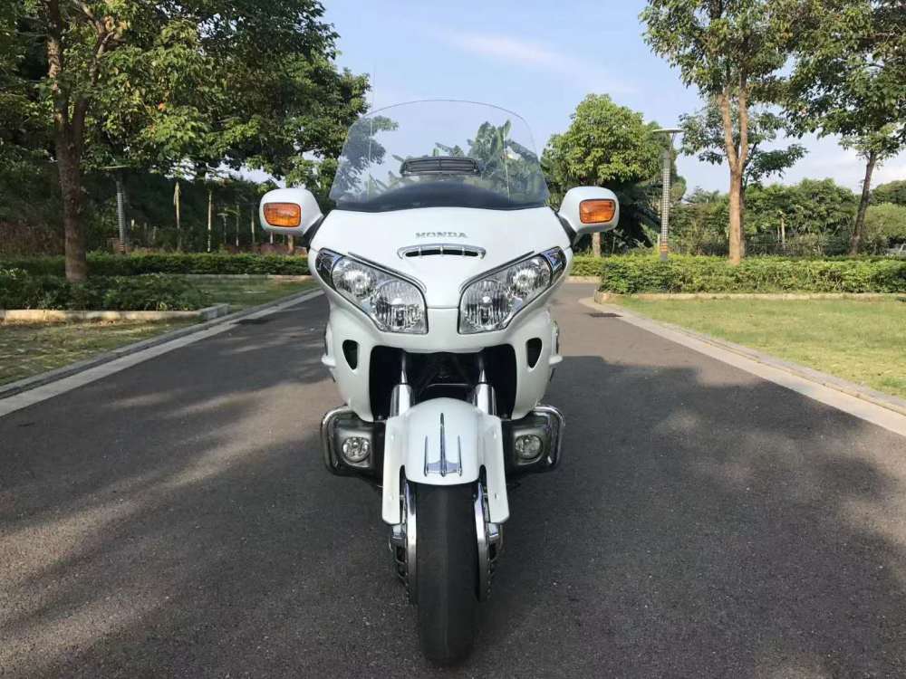 13款本田金翼gl1800售价88万整车线条充满力量感