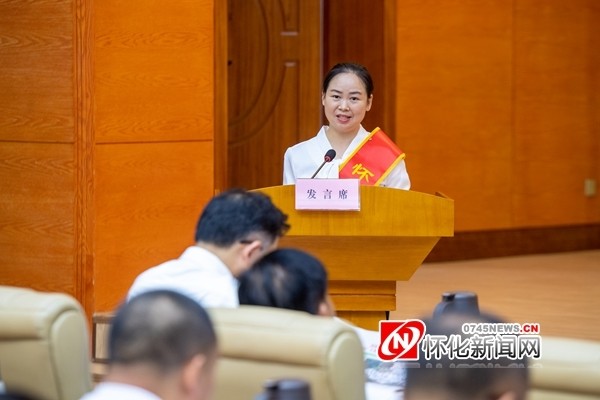 她叫杨彩云,是怀化市中心特殊教育学校的老师.