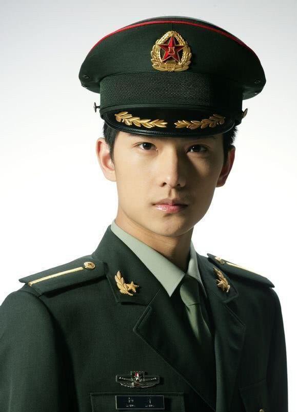 杨洋|杨洋29岁生日，KINFOLK封面来袭，登顶V榜艺人综艺榜