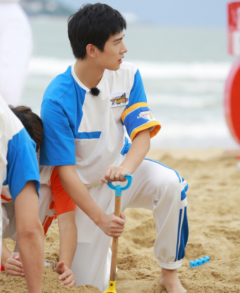 杨洋|杨洋29岁生日，KINFOLK封面来袭，登顶V榜艺人综艺榜