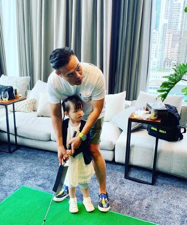 熊黛林|幸亏没嫁郭富城？熊黛林夫妇晒陪女儿玩耍照片，一家四口太温馨