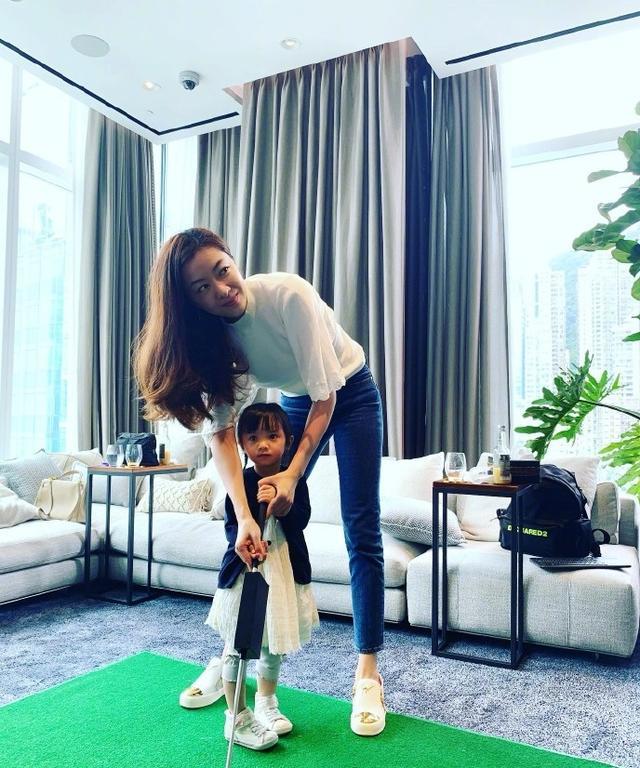 熊黛林|幸亏没嫁郭富城？熊黛林夫妇晒陪女儿玩耍照片，一家四口太温馨