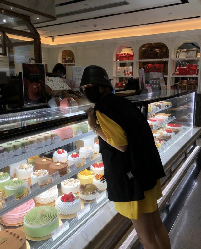 周扬青|周扬青与学长一起庆生引新恋情猜测，何超莲携窦骁助兴罕见秀恩爱