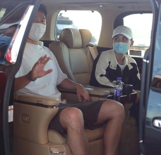 周扬青|周扬青与学长一起庆生引新恋情猜测，何超莲携窦骁助兴罕见秀恩爱