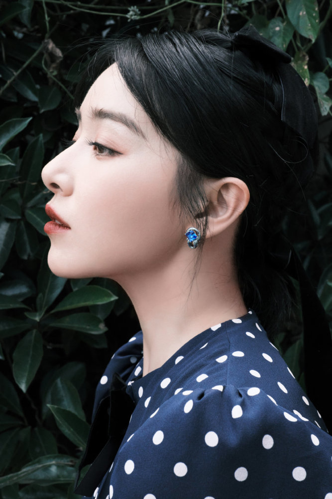 张馨予|张馨予发文：世界对我们并不友好，呼吁大家对女明星不要太苛刻