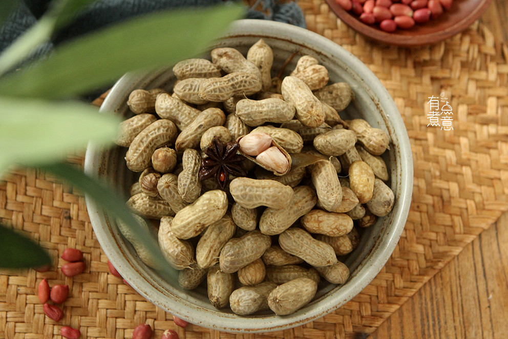 做水煮花生时 别只会用盐水 加入2样料 花生米又香又入味 腾讯新闻