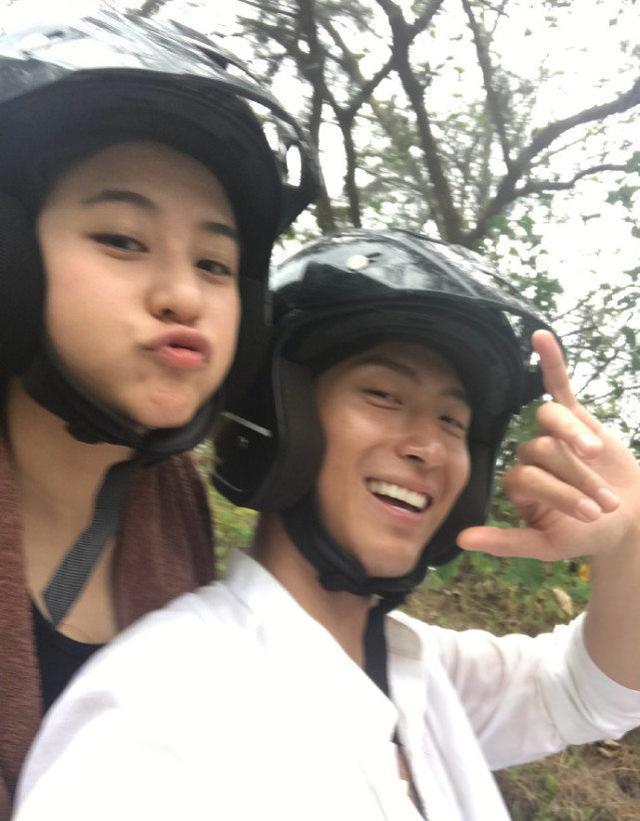 何超莲|何超莲窦骁为周扬青庆生，两人戴情侣手链，窦骁脖子上的草莓印记亮了