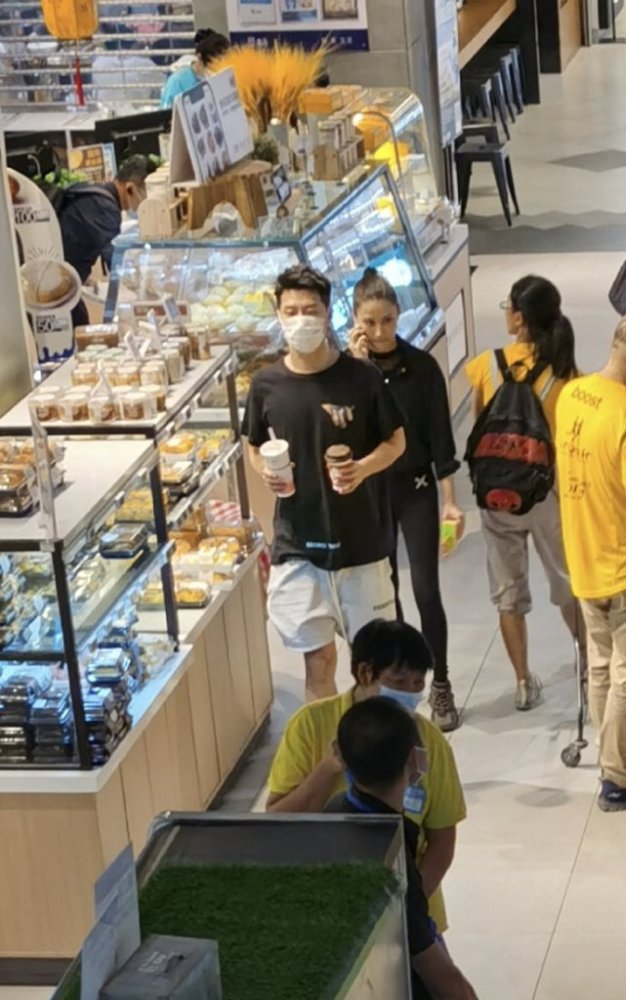 何超莲|何超莲窦骁为周扬青庆生，两人戴情侣手链，窦骁脖子上的草莓印记亮了