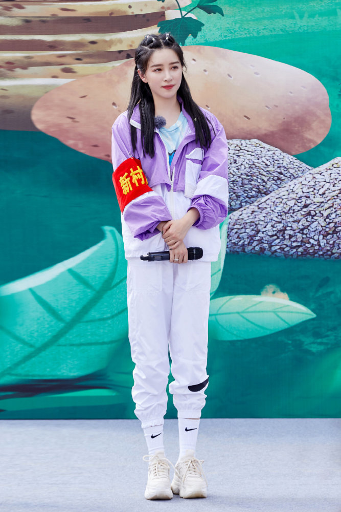 张馨予|张馨予发文：世界对我们并不友好，呼吁大家对女明星不要太苛刻