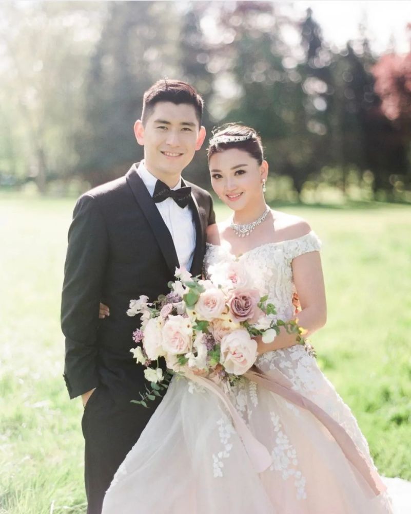 两人的婚礼其中一场在法国古老的ch09teau de chantilly举办,好