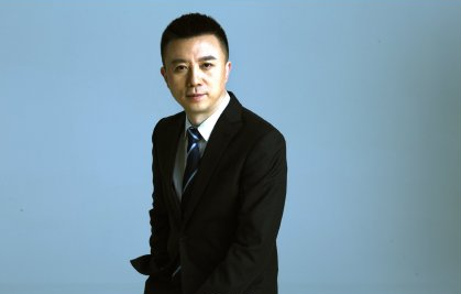 潘涛新闻联播主持首秀,穿黑色西装与海霞同台,神情严肃略显紧张