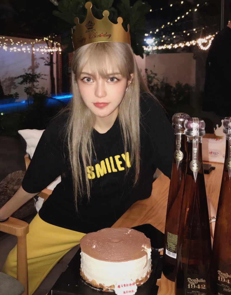 周扬青|周扬青与神秘帅哥庆生，男方身份曝光，章泽天校友，身价甩罗志祥几条街