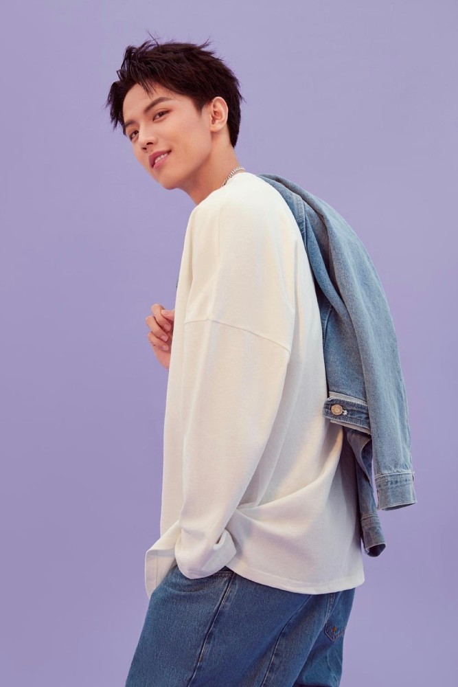 英年早婚周峻纬行走的人间画报