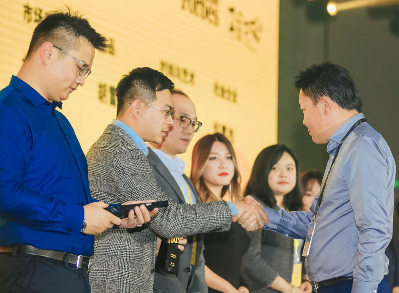 周扬青|周扬青与神秘帅哥庆生，男方身份曝光，章泽天校友，身价甩罗志祥几条街