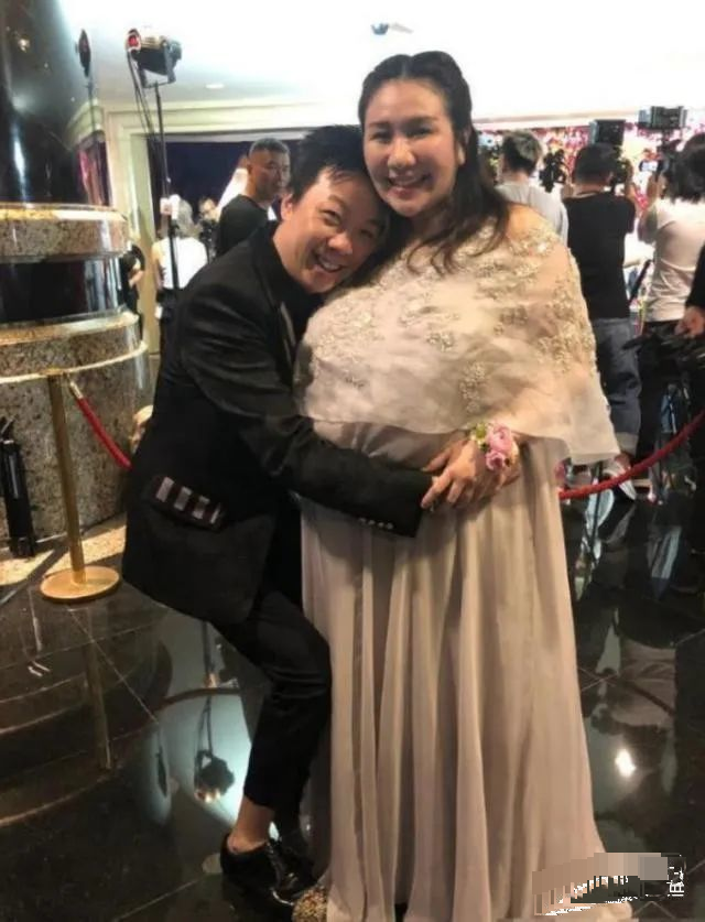 何超盈|赌王葬礼上胖成球的何超盈，产后居然暴瘦？阿黛尔都震惊了吧？