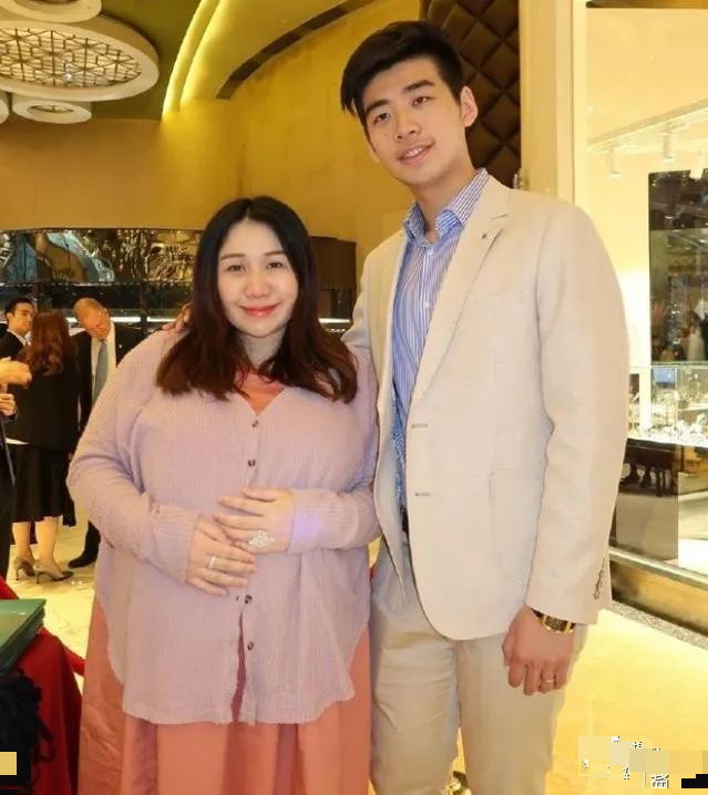 何超盈|赌王葬礼上胖成球的何超盈，产后居然暴瘦？阿黛尔都震惊了吧？