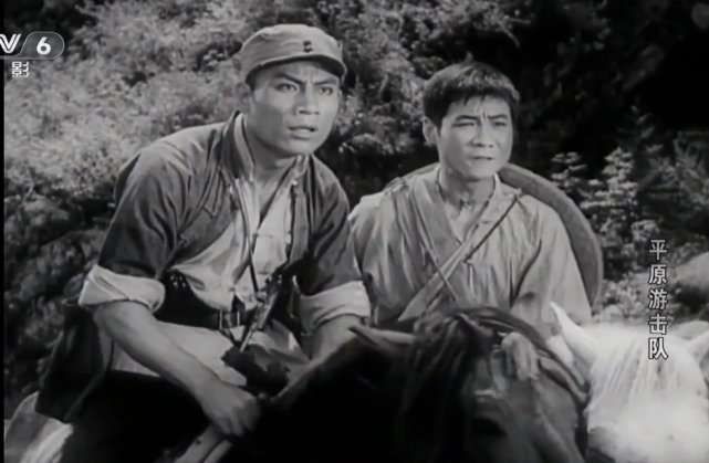 电影平原游击队故事李向阳的枪松井的眼神都是好戏