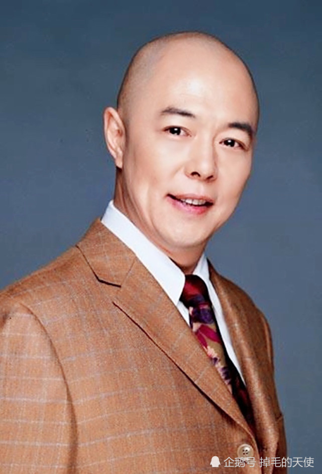 英籍演员张铁林与底层员工发生口角63岁心宽体胖身体好网友驱逐出境