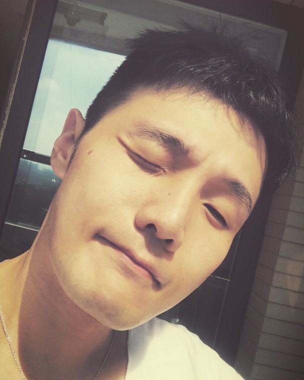 杨丞琳|杨丞琳李荣浩越来越有夫妻相，晒眯眼照撞脸后发文：夫唱妇随