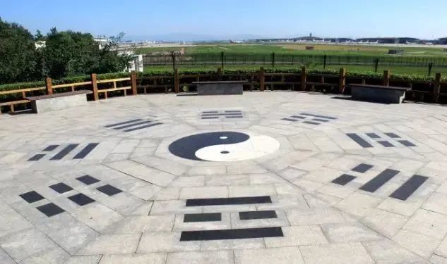 观察飞机的绝佳点在八卦台和人工湖不论是拍片,小聚休闲还是健身西湖