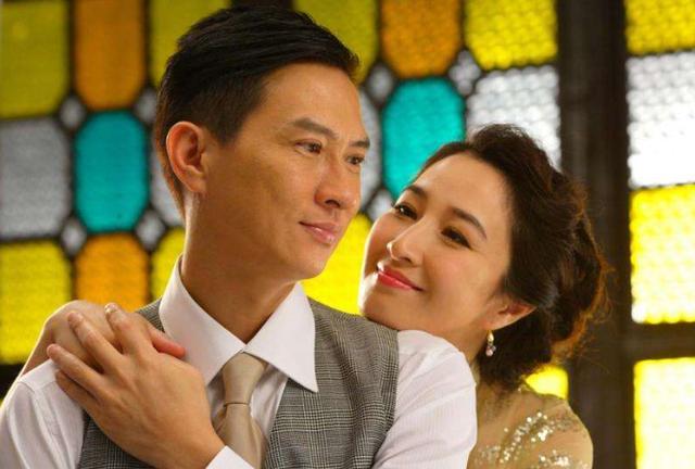 关咏荷|张家辉妻女牵手逛街，56岁关咏荷素颜保养得当，14岁女儿气质出众