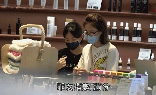 关咏荷|张家辉妻女牵手逛街，56岁关咏荷素颜保养得当，14岁女儿气质出众
