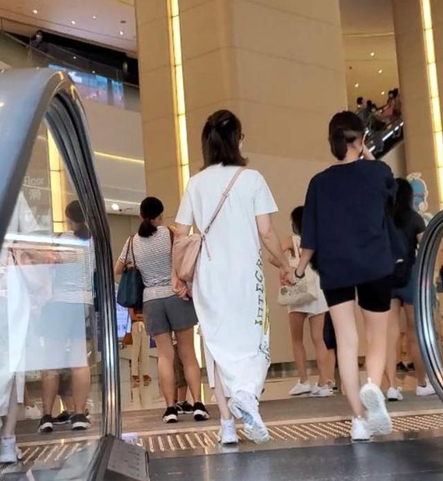 关咏荷|张家辉妻女牵手逛街，56岁关咏荷素颜保养得当，14岁女儿气质出众