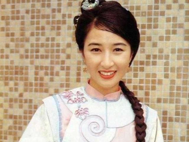 关咏荷|张家辉妻女牵手逛街，56岁关咏荷素颜保养得当，14岁女儿气质出众