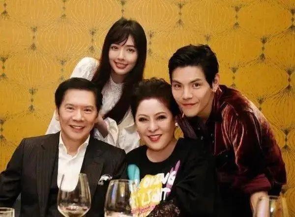 郭碧婷|郭碧婷真幸福！向佐庆祝结婚一周年，用19个字隐藏对妻子的爱