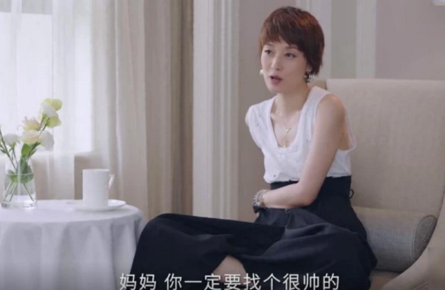 马伊琍|有新情况？马伊琍聚会室内抽烟吞云吐雾，男性好友贴心护送回酒店