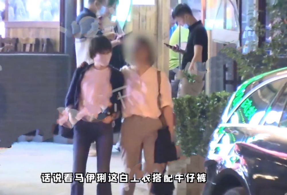 马伊琍|马伊琍室内抽烟，动作熟练似“老烟枪”，饭后一男子送他回酒店