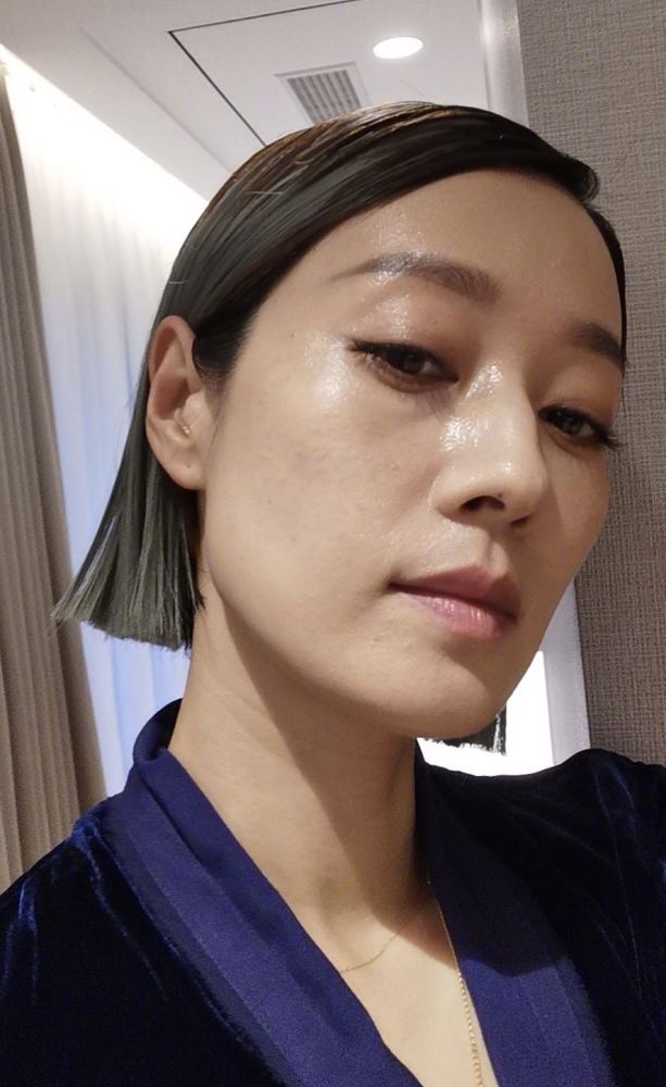 马伊琍室内抽烟,动作熟练似"老烟枪",饭后一男子送她回酒店