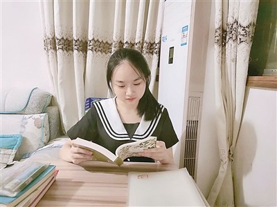 渝高中学的高考喜讯,写着古佳鑫语文单科成绩136分,名列重庆市前茅.
