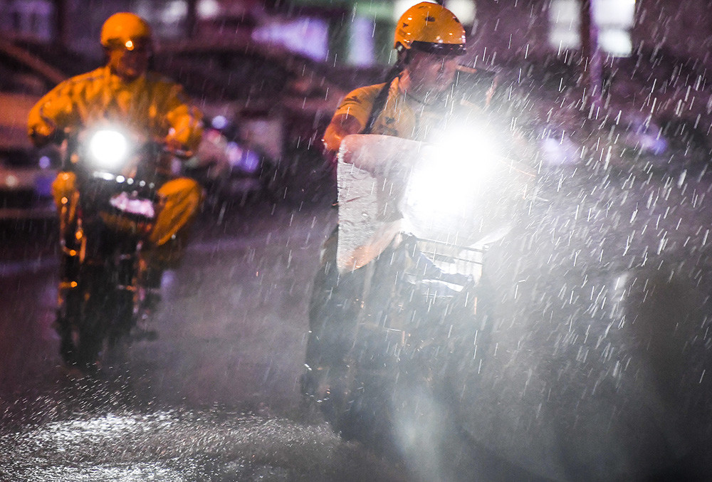 图集风雨中的外卖骑手