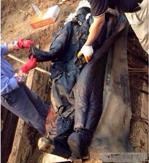 龙袍|北京一四品官墓地，出土一具清朝干尸，穿一品官衣服陪葬龙袍，留着明朝发型