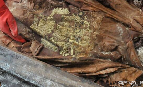 龙袍|北京一四品官墓地，出土一具清朝干尸，穿一品官衣服陪葬龙袍，留着明朝发型