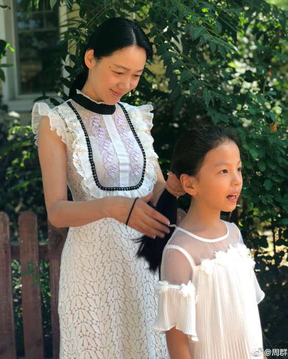 主持人周群晒女儿生日照,3个孩子现身引争议,老公身份一直成谜