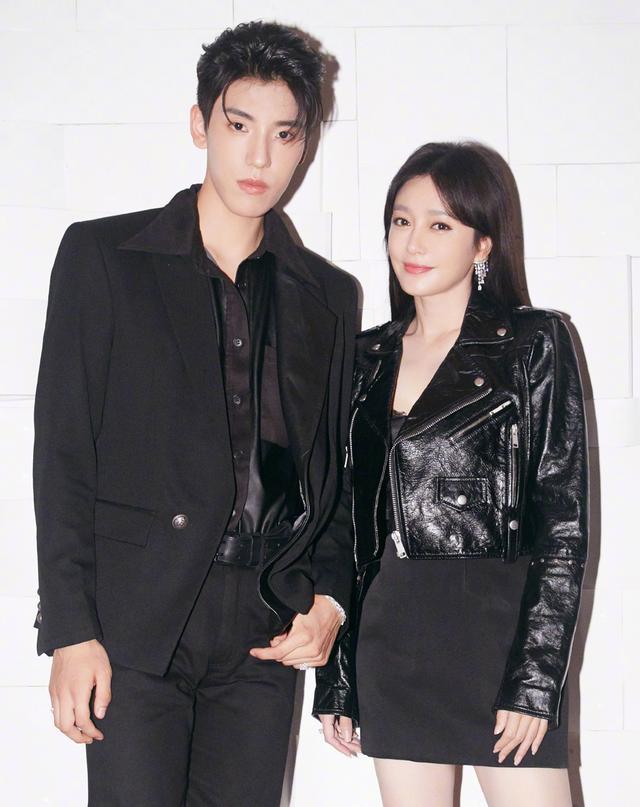 王子异秦岚再度合作,台上对视深情合唱,姐弟cp有点甜