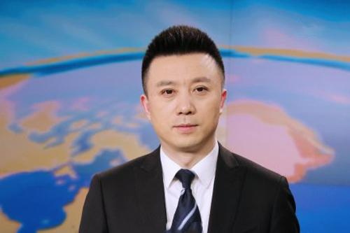 新闻联播|他长着标准国字脸，从事播音主持30年，如今49岁成为《新闻联播》主播