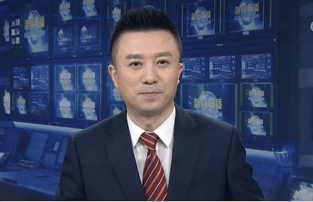 新闻联播|他长着标准国字脸，从事播音主持30年，如今49岁成为《新闻联播》主播