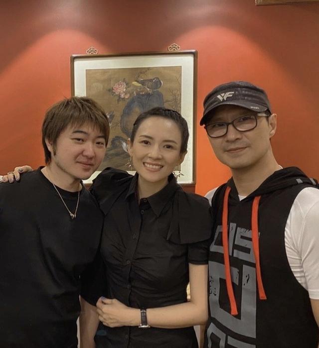 章子怡|章子怡夫妻俩带女儿吃烤肉，汪峰变超级奶爸，手牵醒宝温馨有爱
